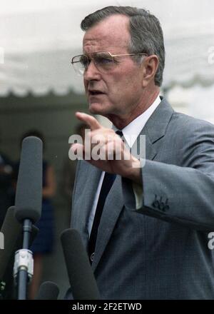 President George H. W. Bush speaks to the press regarding Iraq's invasion of Kuwait; South Lawn of the White House. Stock Photo