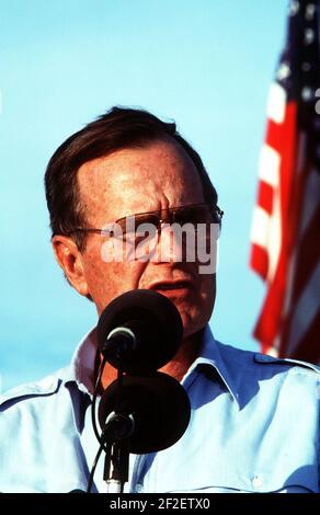 President George H. W. Bush speaks to the Marines and sailors during a stop at a desert encampment. Stock Photo