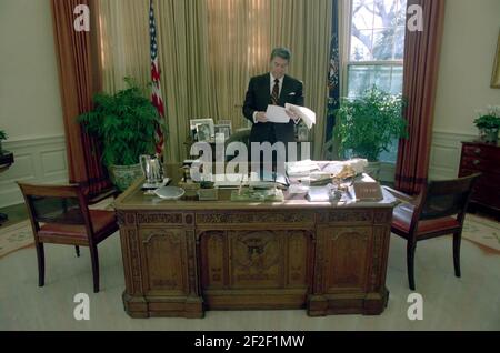 President Reagan alone in the Oval Office 1984 Stock Photo - Alamy