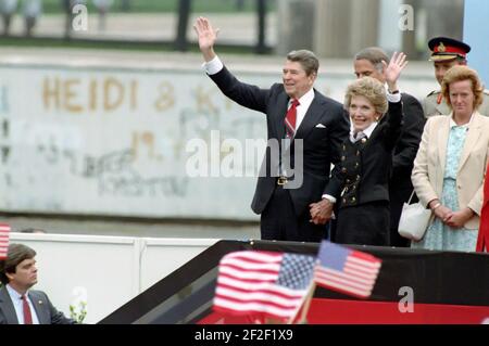 President Ronald Reagan and Nancy Reagan departure after remarks at Berlin Wall. Stock Photo
