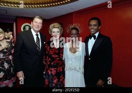 President Ronald Reagan and Nancy Reagan posing with Cicely Tyson. Stock Photo