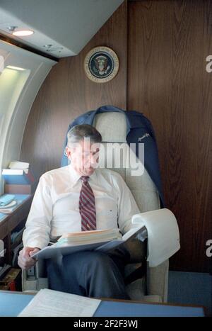 President Ronald Reagan working in the Oval Office Stock Photo - Alamy