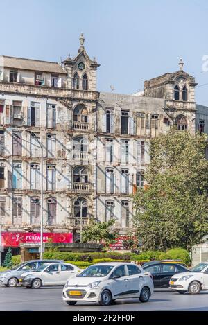 typical building in Mumbai Fort, India, road traffic Stock Photo
