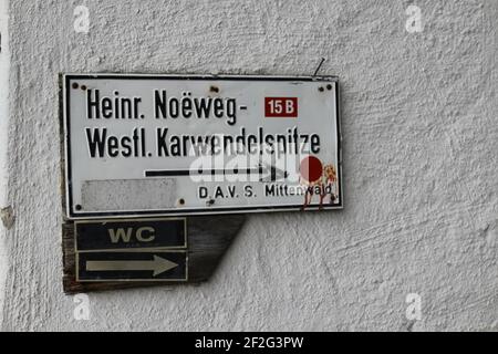 Hike to the Brunnsteinhütte in winter, signpost, Heinrich Noeweg, Westl. Karwendelspitze, Germany, Bavaria, Upper Bavaria, Prealps, Isar Valley, Mittenwald Stock Photo