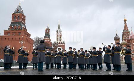 February 4, 2021, Moscow, Russia: The military band performs on the Vasilyevsky Spusk of the Moscow Kremlin during rehearsals ahead of the festival..Every year military bands take part in the ''Spasskaya Tower'' festival. This is a grandiose ''battle'' of the orchestras of the armies of different countries for the love and enthusiasm of the audience, which unfolds against the backdrop of the majestic walls of the Kremlin. The organic combination of military, classical, folk and pop music, parade parades of military bands and dance shows, demonstration performances with weapons, laser and pyrot Stock Photo