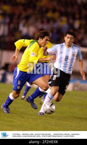 FOOTBALL - MONDIAL 2006 - QUALIFYING ROUND - - ARGENTINA v BRAZIL - 08/06/2005 - KAKA (BRA) / JUAN RIQUELME (ARG) - PHOTO BERTRAND MAHE / FLASH PRESS Stock Photo