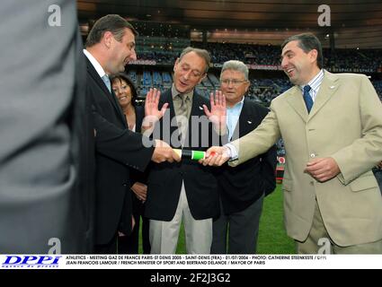 ATHLETICS - MEETING GAZ DE FRANCE PARIS-ST DENIS 2005 - SAINT-DENIS (FRA) - 01/07/2004 - PHOTO: CATHERINE STEENKESTE / DPPI JEAN-FRANCOIS LAMOUR / FRENCH MINISTER OF SPORT AND BERTRAND DELANOE / MAYOR OF PARIS Stock Photo