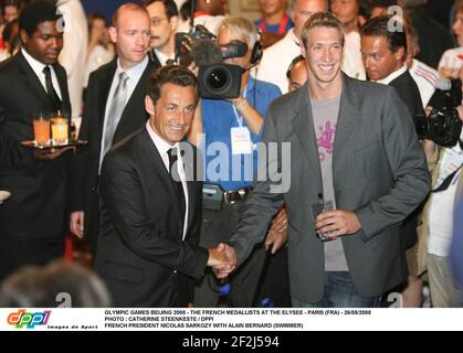 OLYMPIC GAMES BEIJING 2008 - THE FRENCH MEDALLISTS AT THE ELYSEE - PARIS (FRA) - 26/08/2008PHOTO : CATHERINE STEENKESTE / DPPI FRENCH PRESIDENT NICOLAS SARKOZY WITH ALAIN BERNARD (SWIMMER) Stock Photo