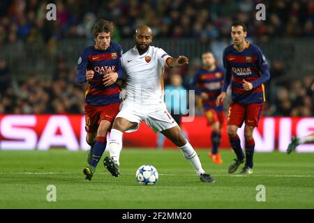 Maicon of AS Roma duels for the ball with Sergi Roberto of FC Barcelona during the UEFA Champions League, Group E, football match between FC Barcelona and AS Roma on November 24, 2015 at Camp Nou stadium in Barcelona, Spain. Photo: Manuel Blondeau/AOP Press/DPPI Stock Photo