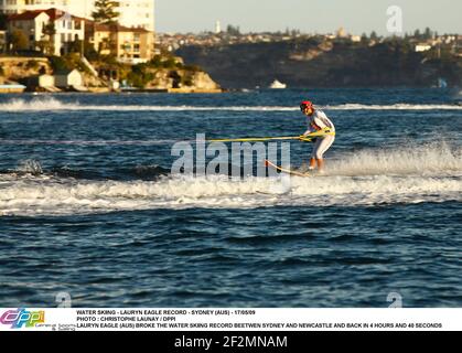 WATER SKIING - LAURYN EAGLE RECORD - SYDNEY (AUS) - 17/05/09 PHOTO : CHRISTOPHE LAUNAY / DPPI LAURYN EAGLE (AUS) BROKE THE WATER SKIING RECORD BEETWEN SYDNEY AND NEWCASTLE AND BACK IN 4 HOURS AND 40 SECONDS Stock Photo