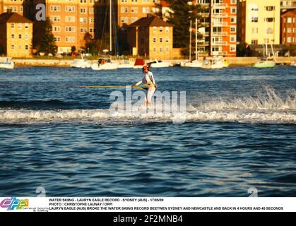 WATER SKIING - LAURYN EAGLE RECORD - SYDNEY (AUS) - 17/05/09 PHOTO : CHRISTOPHE LAUNAY / DPPI LAURYN EAGLE (AUS) BROKE THE WATER SKIING RECORD BEETWEN SYDNEY AND NEWCASTLE AND BACK IN 4 HOURS AND 40 SECONDS Stock Photo