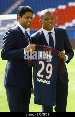 Paris Saint-Germain's new player Kylian Mbappe holds his jersey during his  official presentation on September 6, 2017 at the Parc des Princes stadium  in Paris, France - Photo Benjamin Cremel / DPPI