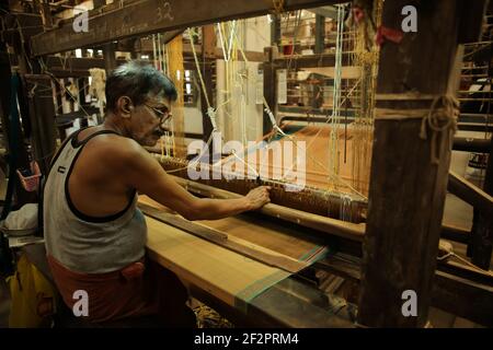 Traditional handloom cotton saree making in kasaragod Stock Photo