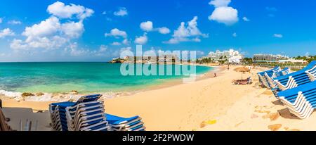 Landing of an airplane from Maho beach on the island of Saint Martin in the Caribbean Stock Photo