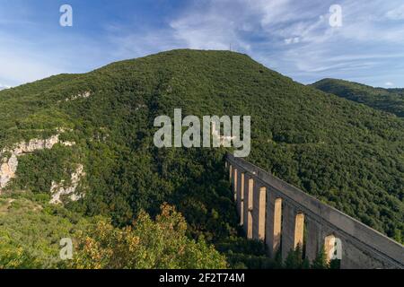 View of the Bridge of Tower (Ponte delle Torri) medieval aqueduct with the fortress (Fortilizio dei Mulini) Spoleto, Umbria, Italy Stock Photo