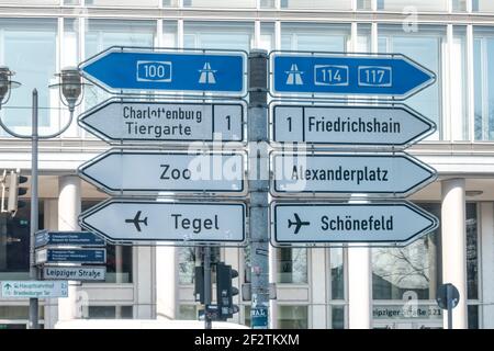 Verkehrsschilder auf an der Leipziger Straße in Berlin Mitte. Schilder für Flughafen Tegel und Flughafen Schönefeld. Stock Photo