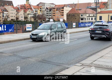 Eine Autodemo von Löbau nach Dresden von Kritikern der Corona Maßnahmen auf der Friedensbrücke in Bautzen am  13.03.2021 Stock Photo