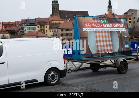 Eine Autodemo von Löbau nach Dresden von Kritikern der Corona Maßnahmen auf der Friedensbrücke in Bautzen am  13.03.2021 Stock Photo