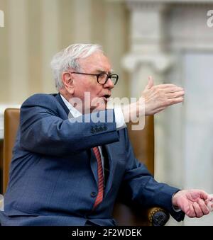 Warren Buffet. Portrait of the  billionaire American investor and CEO of Berkshire Hathaway, Warren Edward Buffett (b. 1930) in a meeting with President Obama in the White House Oval Office, July 2011. Official White House Photo. Stock Photo