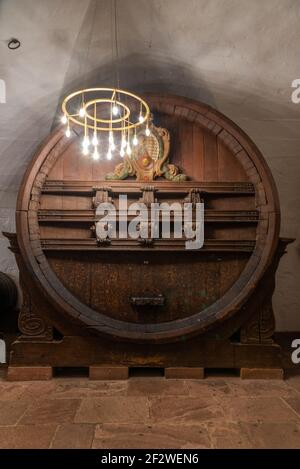 Great Heidelberg Tun, is an extremely large wine vat contained within the cellars of Heidelberg Castle., Germany Stock Photo