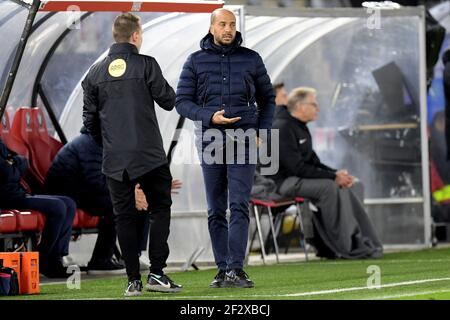 ALKMAAR, NETHERLANDS - MARCH 13: Fourth official Laurens Gerrets, Coach Pascal Jansen of AZ during the Dutch Eredivisie match between AZ Alkmaar  and Stock Photo