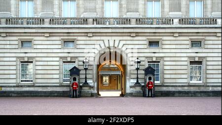 The entrance of Buckingham Palace, guarded by two soldiers of the Queen's Guard on the day when Prince George of Cambridge was born. Stock Photo