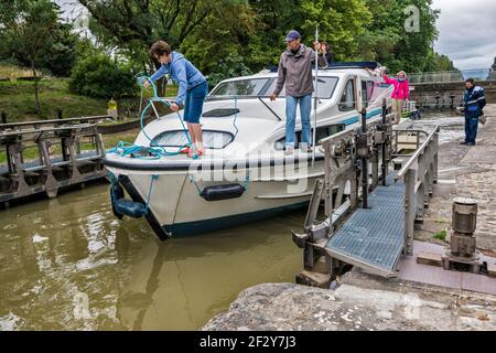 Pleasure boat mooring at fixed chamber, Ecluse de Saint-Jean, lock on Canal du Midi, near Carcassonne, Languedoc, Aude, Occitanie region, France