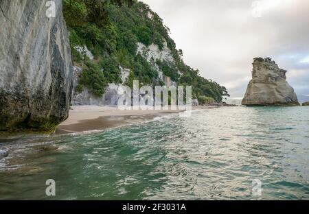 Te Hoho Rock at a coastal area named Cathedral Cove in the southern part of Mercury Bay on the Coromandel Peninsula at the North Island of New Zealand Stock Photo