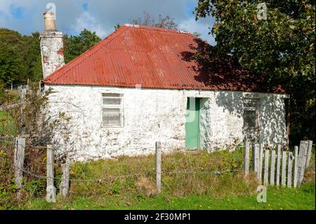An abandoned black house in the village of Lochdon on the Isle of Mull Stock Photo