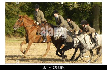 The Worsley family Graham, Georgie and kids Hector and Tabitha take part in the Old Surrey Berstow and Kent hunt, Near Blindley HeathPHOTOGRAPH BY DAVID SANDISON 15/9/2004 Stock Photo