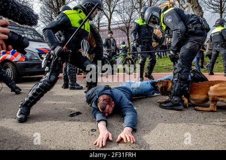 THE HAGUE, NETHERLANDS - MARCH 14: Police are seen charging protesters during a protest on the Malieveld against the coronavirus policies and the government on March 14, 2021 in The Hague, Netherlands ahead of the March 17 general elections. (Photo by Niels Wenstedt/BSR Agency/Alamy Live News) Stock Photo
