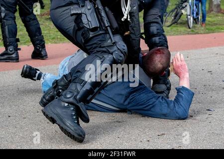 THE HAGUE, NETHERLANDS - MARCH 14: Police are seen charging protesters during a protest on the Malieveld against the coronavirus policies and the government on March 14, 2021 in The Hague, Netherlands ahead of the March 17 general elections. (Photo by Niels Wenstedt/BSR Agency/Alamy Live News) Stock Photo