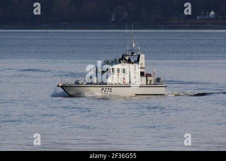 HMS Raider (P275), an Archer-class fast patrol boat operated by the Royal Navy, patrolling the waters of the Firth of Clyde during the arrival of the Royal Navy aircraft carrier HMS Queen Elizabeth (R08). Stock Photo