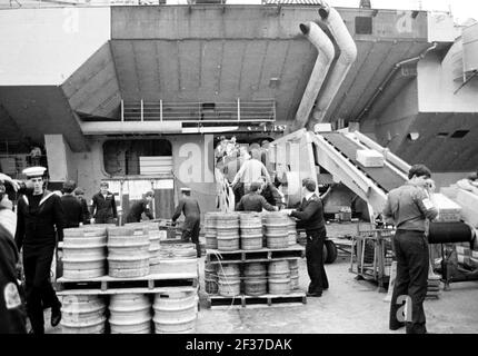 BEER SUPPLIES GO ABOARD HMS HERMES AS SHE PREPARES TO SAIL TO THE FALKLANDS. PIC MIKE WALKER,  1982 Stock Photo