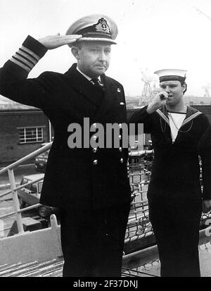 CAPTAIN SAM SALT TAKES COMMAND OF HMS SOUTHAMPTON HIS FIRST SHIP AFTER THE SINKING OF HMS SHEFFIELD DURING THE FALKLANDS CONFLICT. PIC MIKE WALKER,  1982 Stock Photo