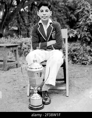 1958 ca , ZANZIBAR , TANZANIA : The celebrated singer FREDDIE MERCURY ( 1946 - 1991 ) when was a child at St. Peter's Boys School . Unknown photographer .- POP MUSIC - MUSICA LEGGERA - portrait - ritratto - personalità da giovane bambino da piccolo - personality personalities celebrity celebrities when was young boy child children  - musicista - musician - cantante - singer  - ROCKSTAR - ROCK MUSIC - coppa - premio - college uniform divista --- ARCHIVIO GBB Stock Photo