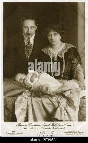 Prinz und Prinzessin August Wilhelm von Preußen mit Prinz Alexander Ferdinand, 1913. Stock Photo