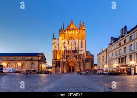 Metz (north-eastern France): Metz Cathedral or St.Stephen's Cathedral (“cathedrale Saint-Etienne-de-Metz”) lit up at night, Gothic art Stock Photo