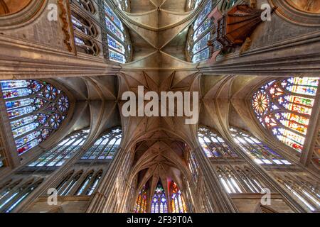 Metz (north-eastern France): interior of Metz Cathedral or St.Stephen's Cathedral (“cathedrale Saint-Etienne-de-Metz”), Gothic art. Vaults of the cros Stock Photo