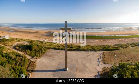 Cross of Lorraine on Juno Beach between the towns of Graye-sur-Mer and Courseulles-sur-Mer (Normandy, northern France). The monument marks the spot wh Stock Photo