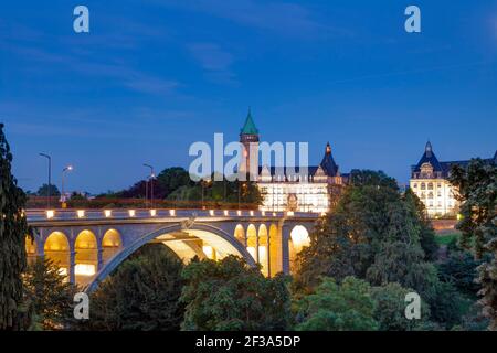 Luxembourg: the Adolphe Bridge and the upper city, Luxembourg City. Floodlit bridge at night Stock Photo