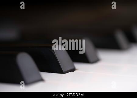 Tasti del pianoforte in bianco e nero, vista lateraleTasti del pianoforte in bianco e nero, vista laterale  