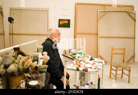 Artist Howard Hodgkin in his studio in central London.  pic David Sandison Stock Photo