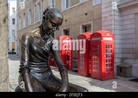 Dame Ninette de Valois Statue by Enzo Plazzotta, and Red Phone Boxes, Royal Opera House, Covent Garden, London, UK Stock Photo