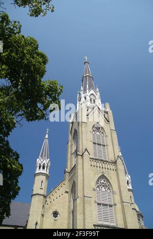 SOUTH BEND, UNITED STATES - Feb 03, 2009: An exterior frontal view of the Basilica of the Sacred Heart church on the campus of Notre Dame University i Stock Photo