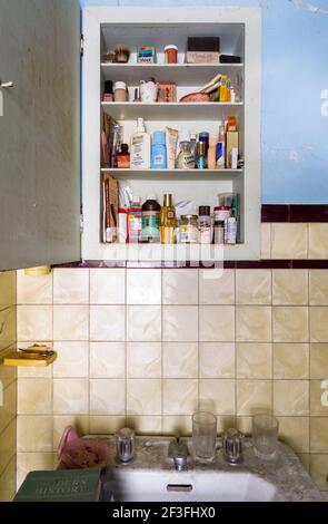 Medicine cabinet home hi-res stock photography and images - Alamy