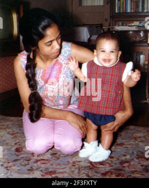 1965 ca , USA : The american politician and attorney KAMALA HARRIS ( born 20 october 1964 ) when was a child aged 1 with her mother SHYMALA GOPALAN HARRIS ( 1938 - 2009 ) . From 20 january 2021 the Vice President of the United States of Democrate  President of United States Joe BIDEN . Kamala Harris is the United States' first female vice president, the highest-ranking female official in U.S. history, and the first African American and first Asian American vice president . Unknown photographer . - Vice Presidente  alla presidenza Presidente STATI UNITI AMERICA - POLITICO -  DONNA POLITICA - PO Stock Photo