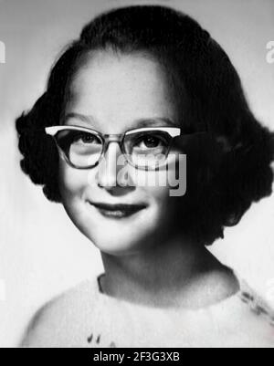 1961 ca , USA : The celebrated american actress MERYL STREEP ( born 22 june 1949 ) when was young girl , aged 12 in the School Yearbook . Unknown photographer .- HISTORY - FOTO STORICHE - ATTORE - MOVIE - CINEMA  - personalità da da giovane giovani - da bambina bambino bambini - personality personalities when was young - CHILDHOOD - INFANZIA - ATTRICE - smile - sorriso --- ARCHIVIO GBB Stock Photo