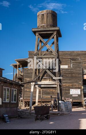 an old west desert water tower Stock Photo - Alamy