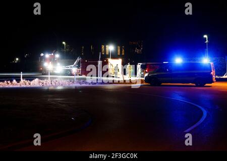 (dpa) - A car of the company fire brigade leaves the grounds of the ...